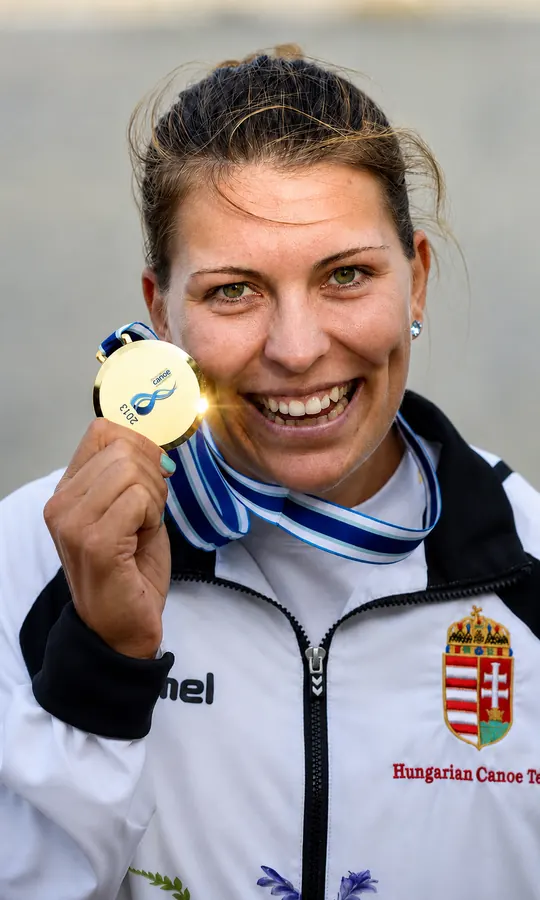 Erika Medveczky with a world championship gold medal in Duisburg