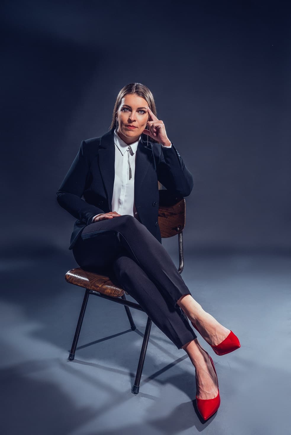 Erika Medveczky in a premium portrait for corporate speaking